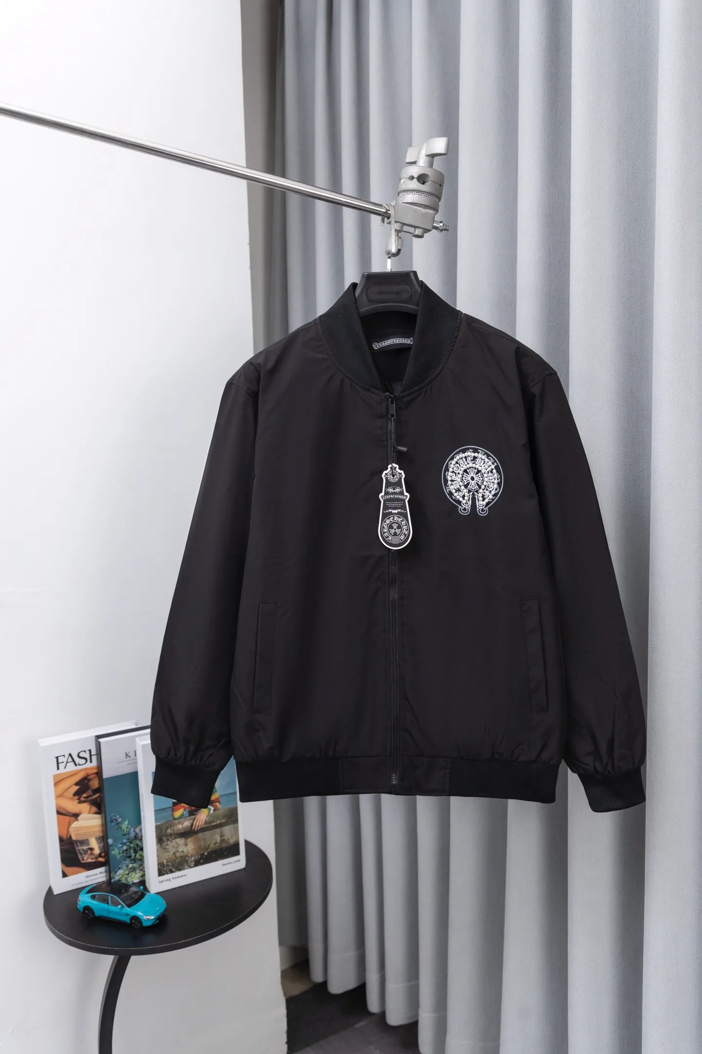 P310 Style No.: M019 Chromehearts Chromehearts Pearl Baseball Jacket. The texture is clear and full of texture. It is custom-dyed 1×1 in the same vat with no color difference and is precise. It can be worn in layers. It is a good product for your own use. Highly recommended ~ All accessories are all original and customized!  ... The overall workmanship and materials used are also very particular, reflecting the brand's quality control in every aspect! Proper big factory style! Size:S-XL